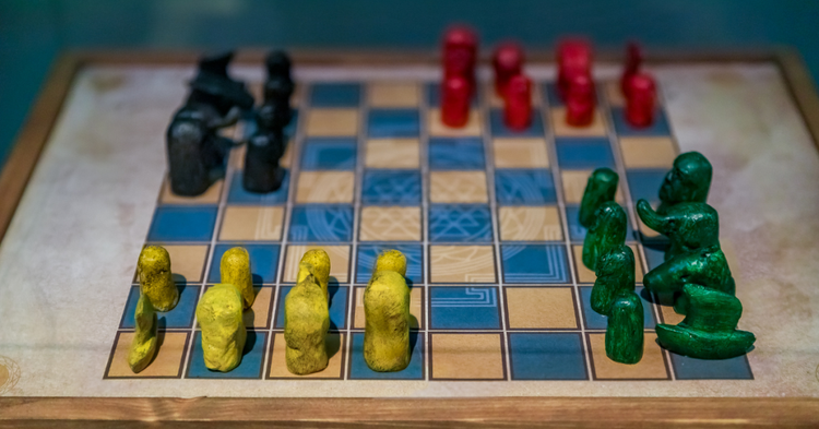 Scacchiera con pezzi del gioco chaturanga.