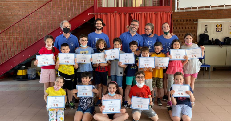 Foto di gruppo con tutti i bambini diplomati