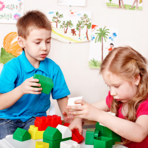 bambini con costruzioni colorate